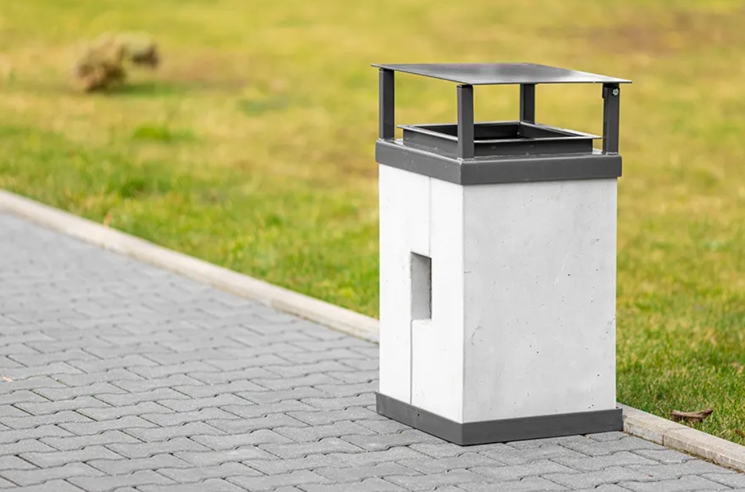 Uliczny parkowy kwadratowy betonowy kosz RIMA z daszkiem 40 litrów - obrazek 2